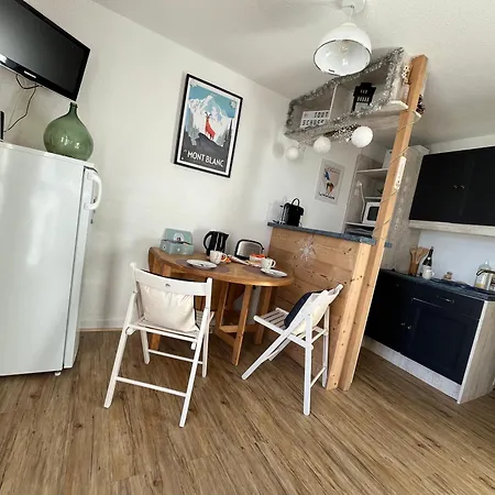 Apartment 1600, Au Pied