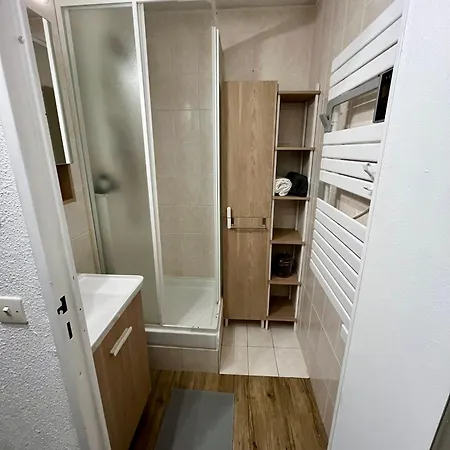 Apartment 1600, Au Pied *